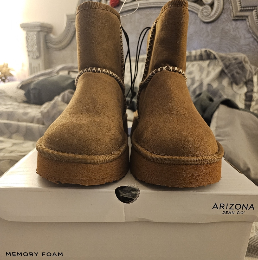 NWT Arizona Memory Foam Boots